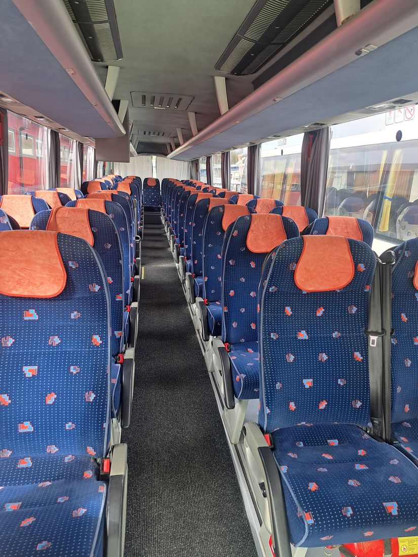 Pohodlný interiér autobusu