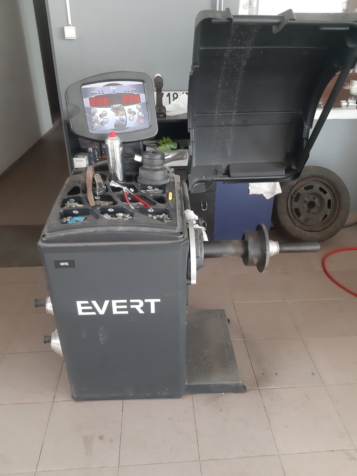 Vyvažovačka kolies EVERT v pneuservise